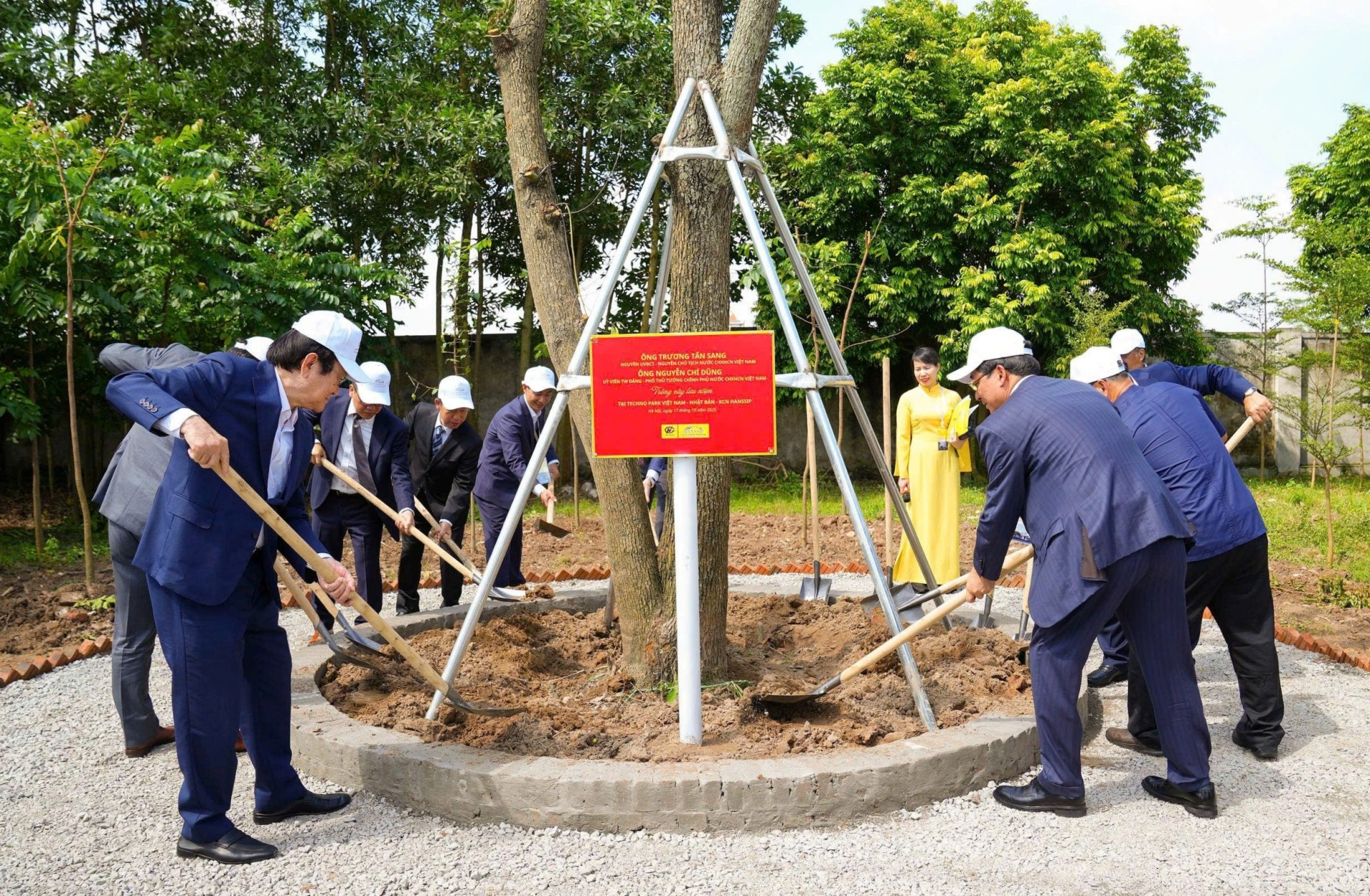 Nguyên Chủ tịch nước Trương Tấn Sang trồng cây lưu niệm tại khuôn viên Khu công nghiệp HANSSIP. 4191900039697843482.jpg
