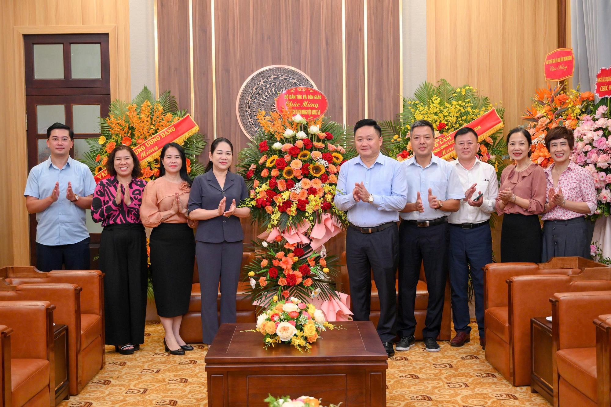 Thứ trưởng Dân tộc và Tôn giáo Nông Thị Hà cùng đoàn thăm và chúc mừng tập thể Báo Nhân Dân. bodttg.jpg