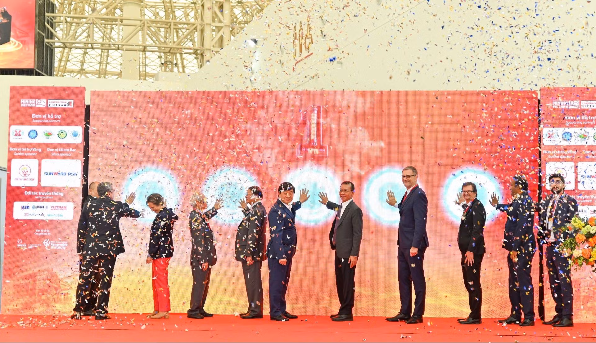 Các đại biểu thực hiện nghi thức khai mạc Triển lãm quốc tế Mining và Construction Vietnam 2026.