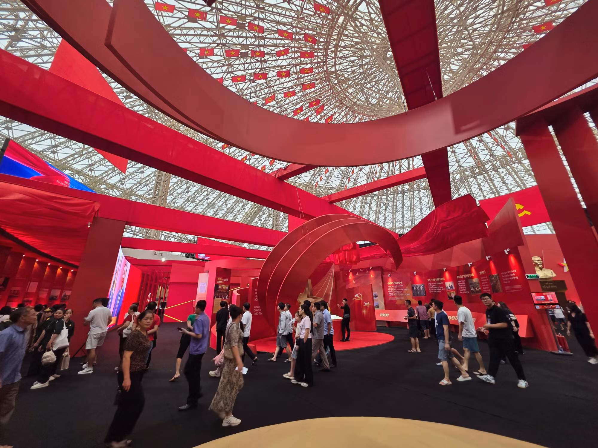 Không gian trưng bày sách tương tác tại Triển lãm “95 năm cờ Đảng soi đường”. (Ảnh: KIM DUNG)