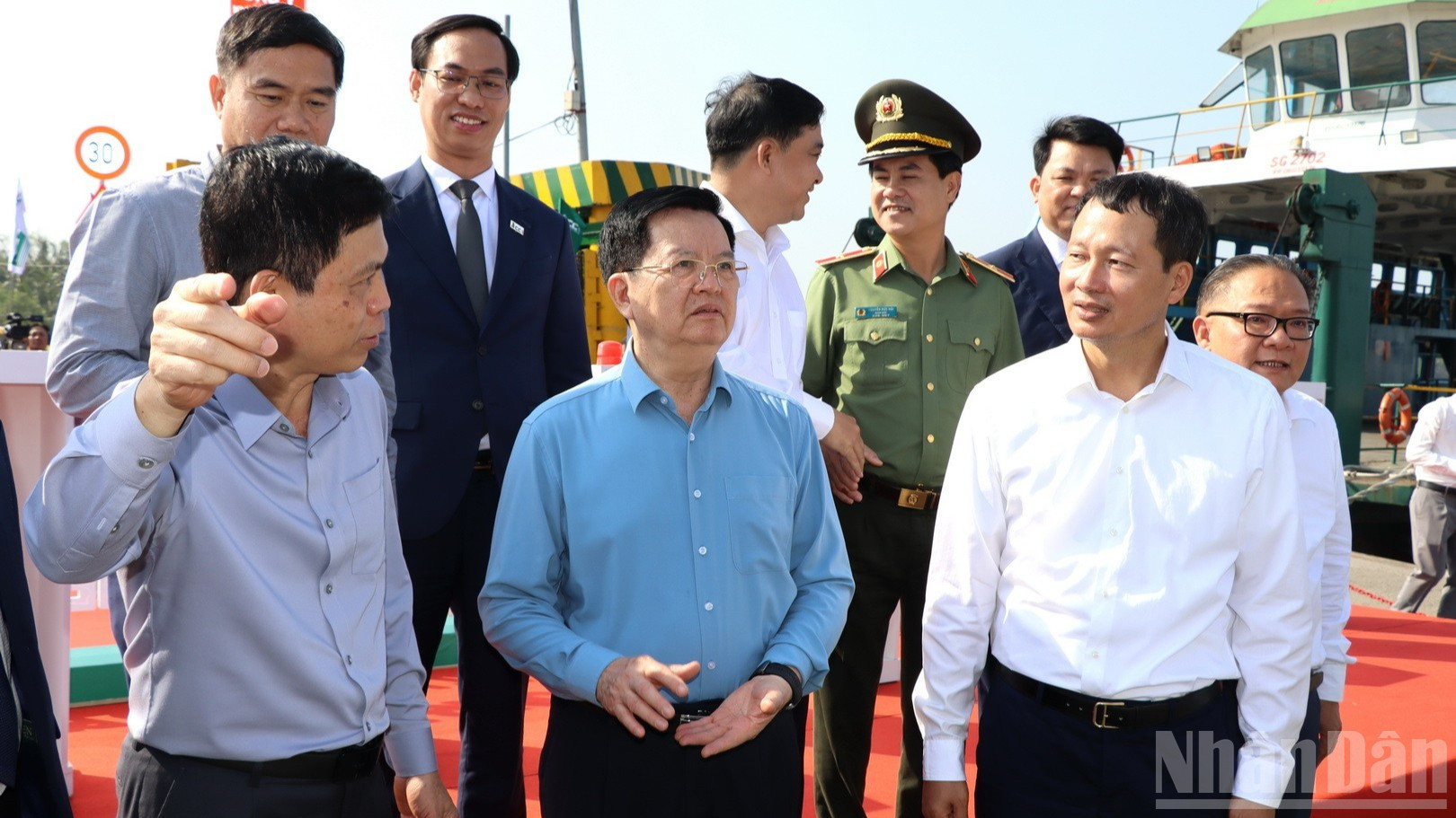 Phó Thủ tướng Chính phủ Mai Văn Chính cùng Bí thư Tỉnh ủy Đồng Nai Vũ Hồng Văn và các đại biểu tham dự lễ động thổ dự án cầu Cát Lái.