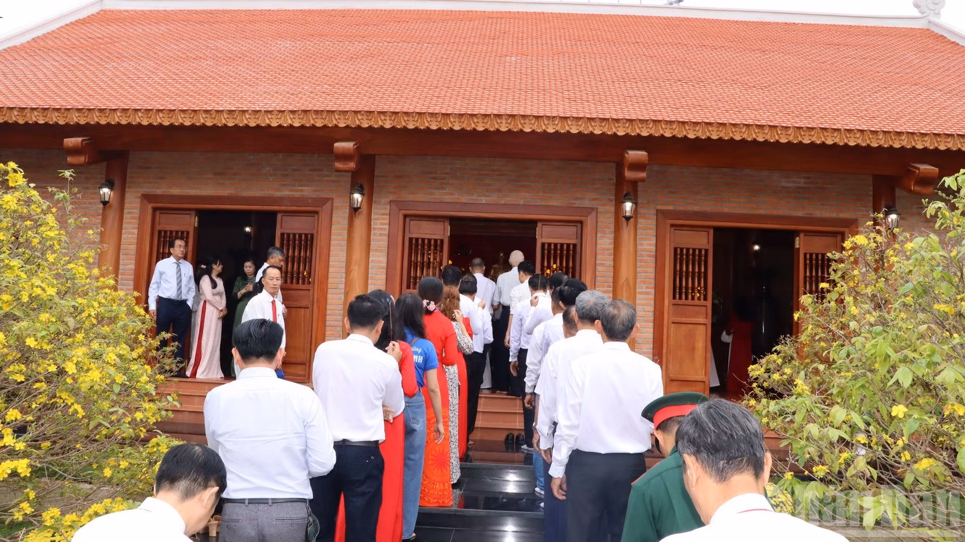 Dòng người vào dâng hương tại Nhà thờ Bác Hồ.