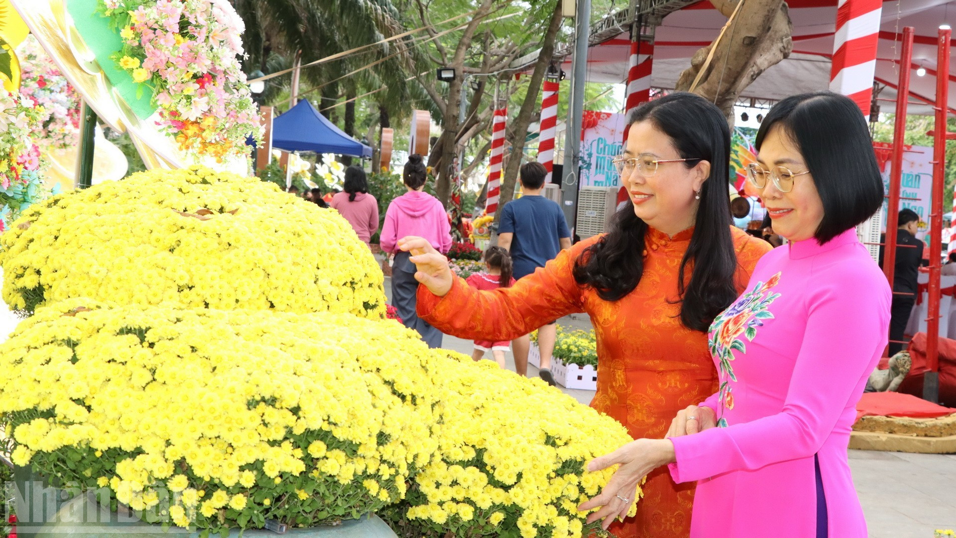 Phó Chủ tịch Ủy ban nhân dân tỉnh Đồng Nai Nguyễn Thị Hoàng và Giám đốc Sở Văn hóa, Thể thao và Du lịch Đồng Nai Lê Thị Ngọc Loan tham quan đường hoa ven sông Đồng Nai.