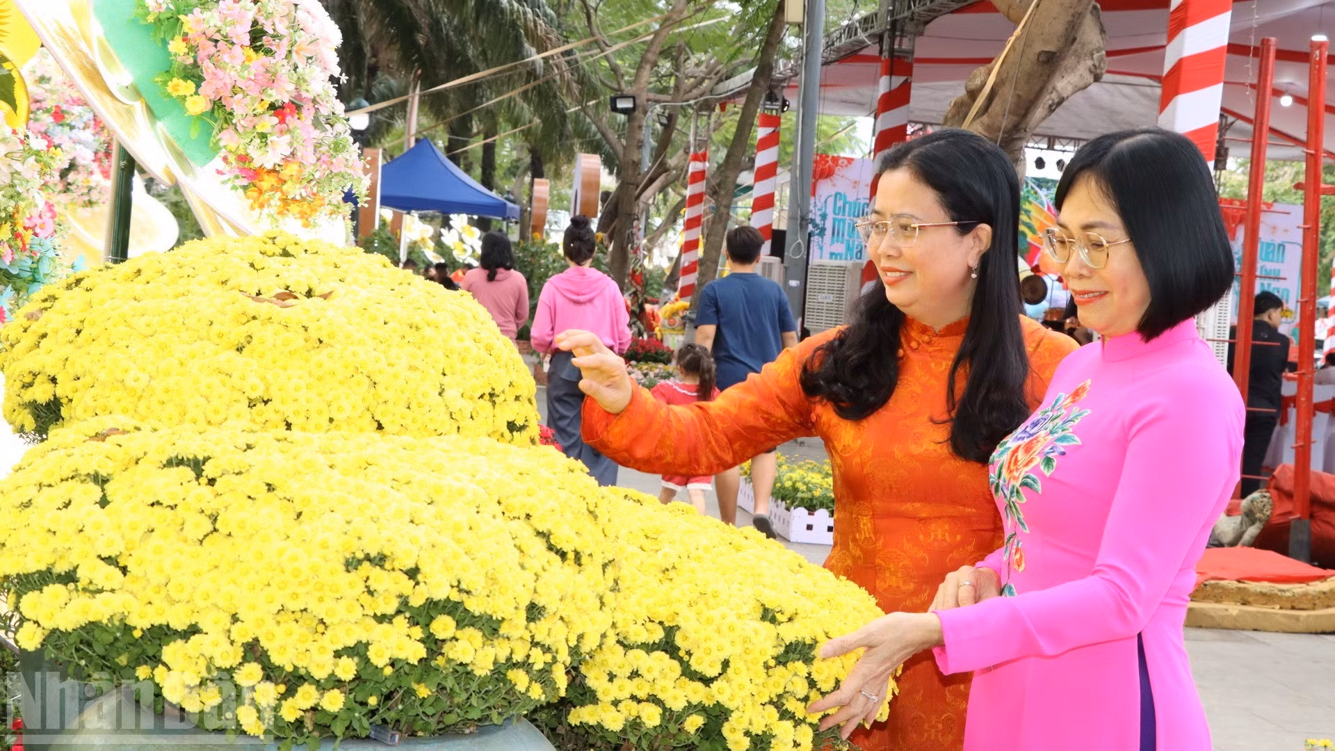 Phó Chủ tịch Ủy ban nhân dân tỉnh Đồng Nai Nguyễn Thị Hoàng và Giám đốc Sở Văn hóa, Thể thao và Du lịch Đồng Nai Lê Thị Ngọc Loan tham quan đường hoa ven sông Đồng Nai.