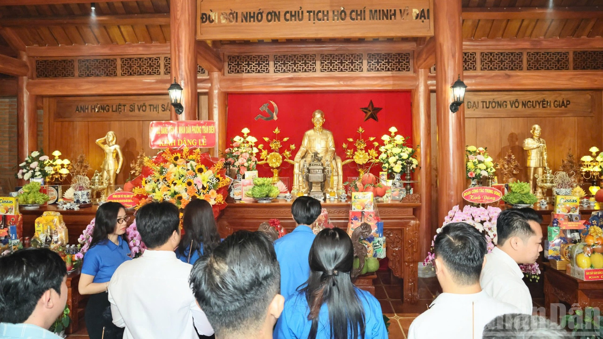 Người dân dâng hương Nhà thờ Chủ tịch Hồ Chí Minh trong khuôn viên Trụ sở Tỉnh ủy Đồng Nai.