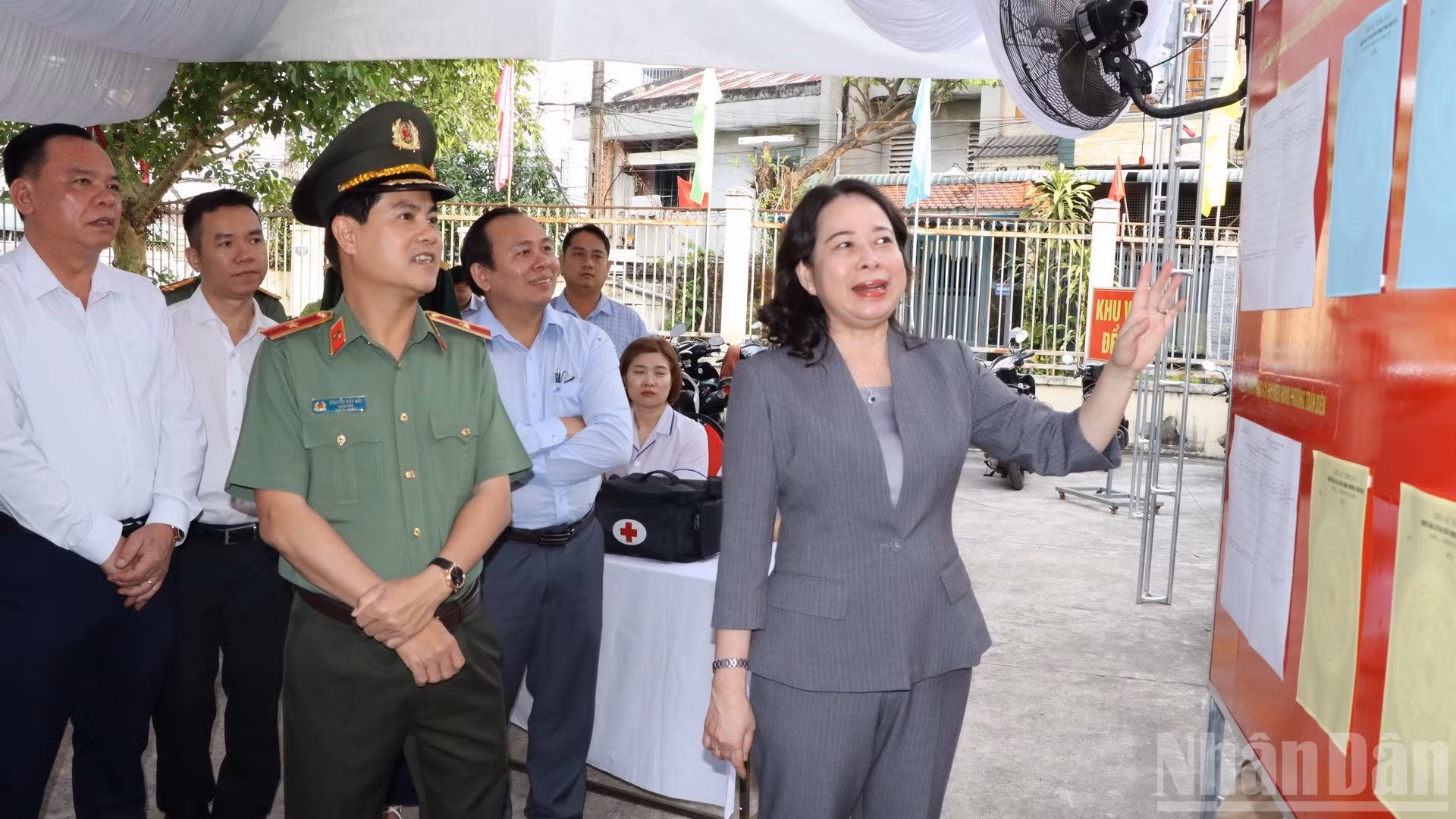 Phó Chủ tịch nước Võ Thị Ánh Xuân kiểm tra công tác chuẩn bị bầu cử tại phường Trấn Biên.