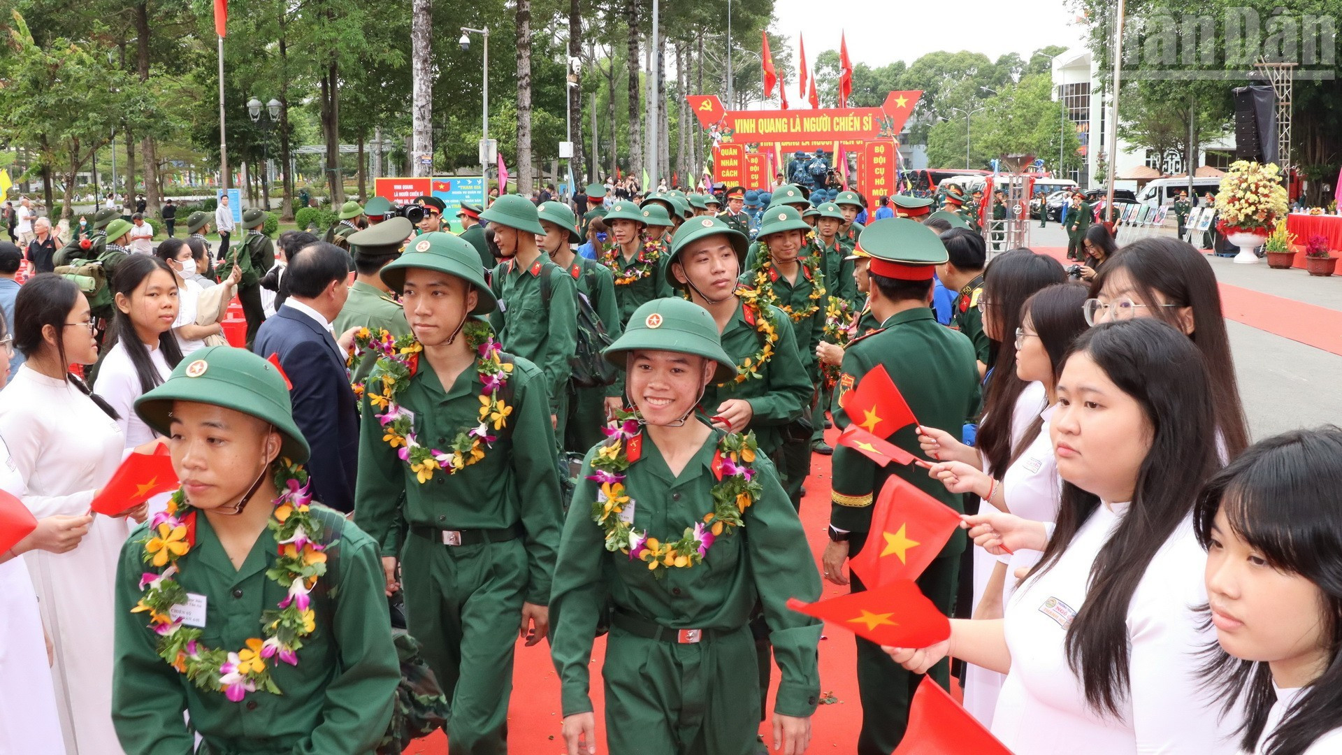 Thanh niên Đồng Nai nô nức lên đường nhập ngũ bảo vệ Tổ quốc.