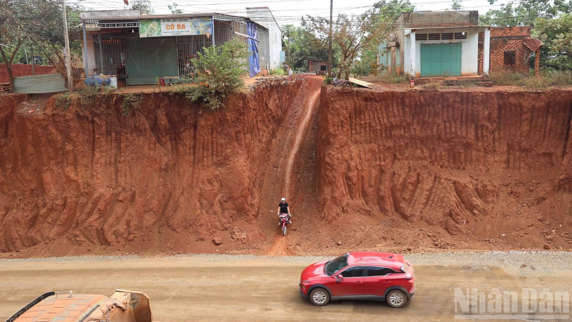 Hạ cốt nền làm đường khiến nhà chênh vênh bên mép vực sâu ở xã Tân Lợi, tỉnh Đồng Nai.