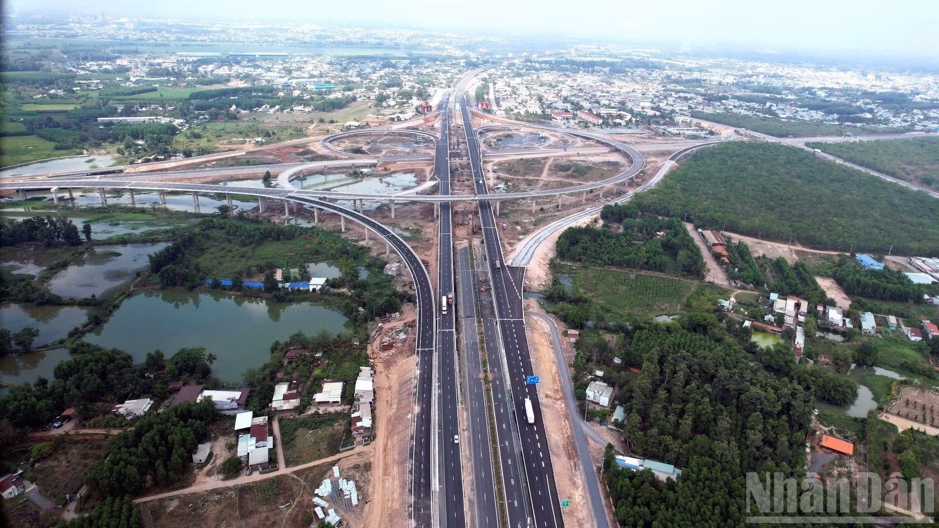 Cao tốc Biên Hòa-Vũng Tàu có chiều dài 54km đi qua địa bàn tỉnh Đồng Nai và Thành phố Hồ Chí Minh.