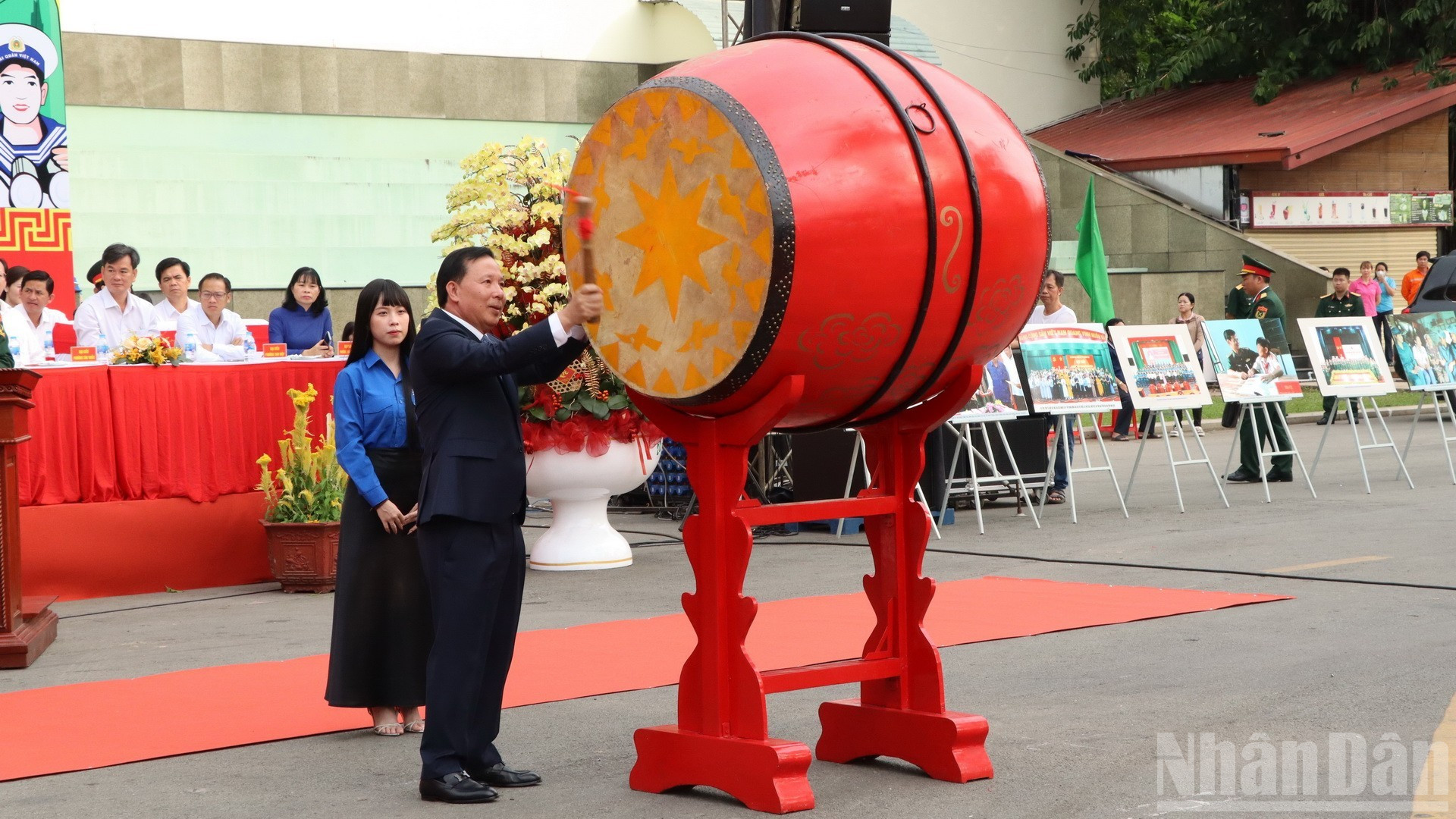 Phó Bí thư Tỉnh ủy, Chủ tịch Ủy ban nhân dân tỉnh Đồng Nai Nguyễn Văn Út đánh trống tại lễ giao, nhận quân khu vực 1-Long Thành.