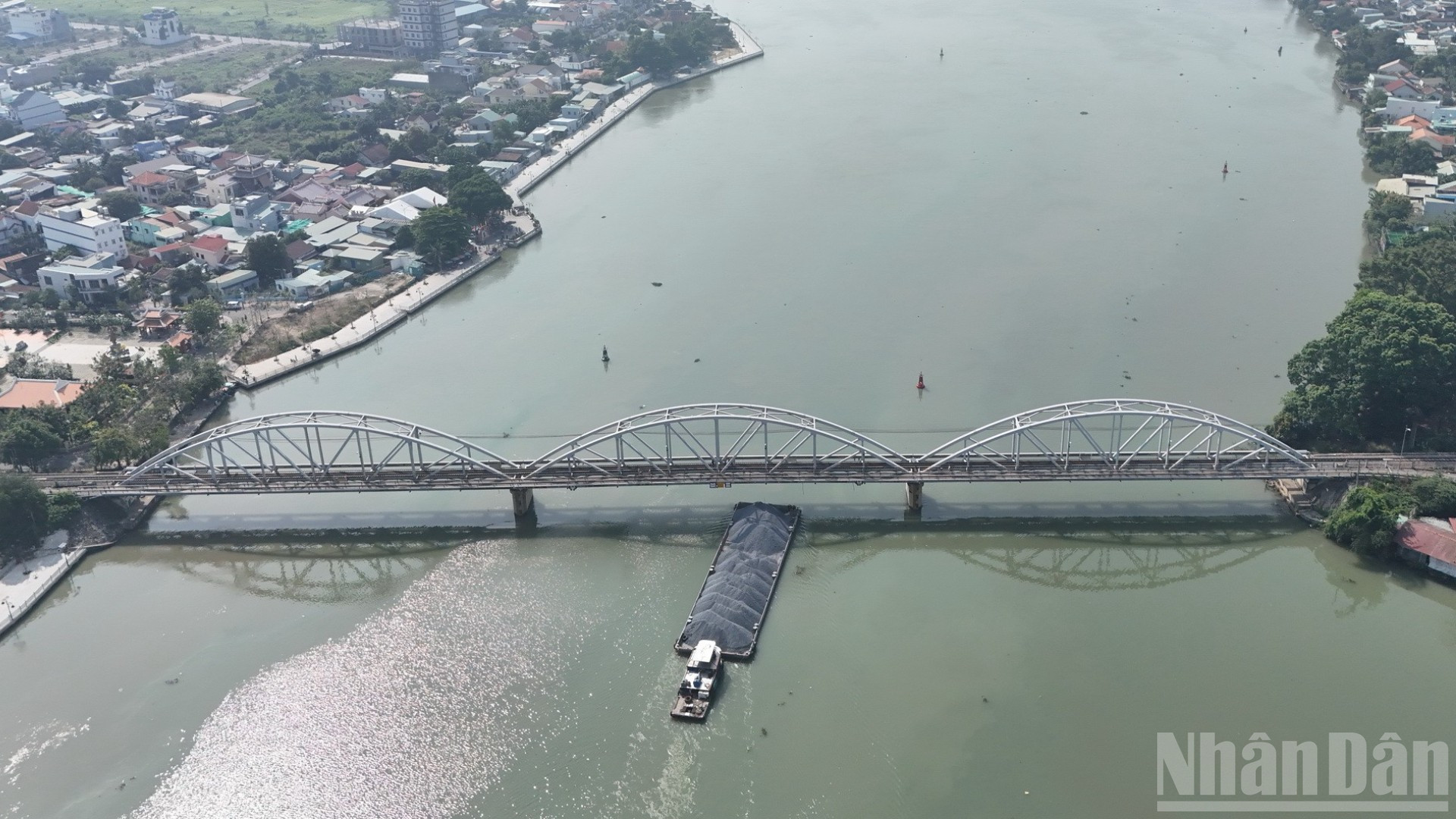 [Ảnh] Khẩn trương khắc phục hậu quả sà lan đâm cầu Ghềnh