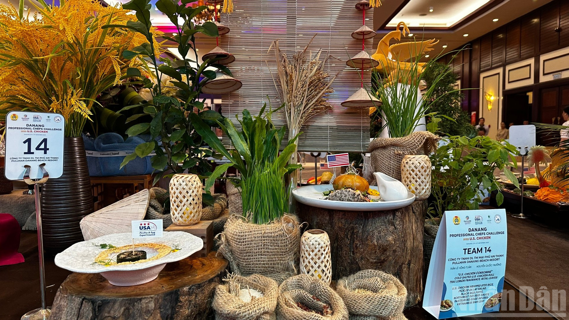 Phần trình bày ấn tượng của đội ngũ đầu bếp đến từ Pullman Danang Beach Resort đã thuyết phục Ban giám khảo. (Ảnh: ANH ĐÀO)