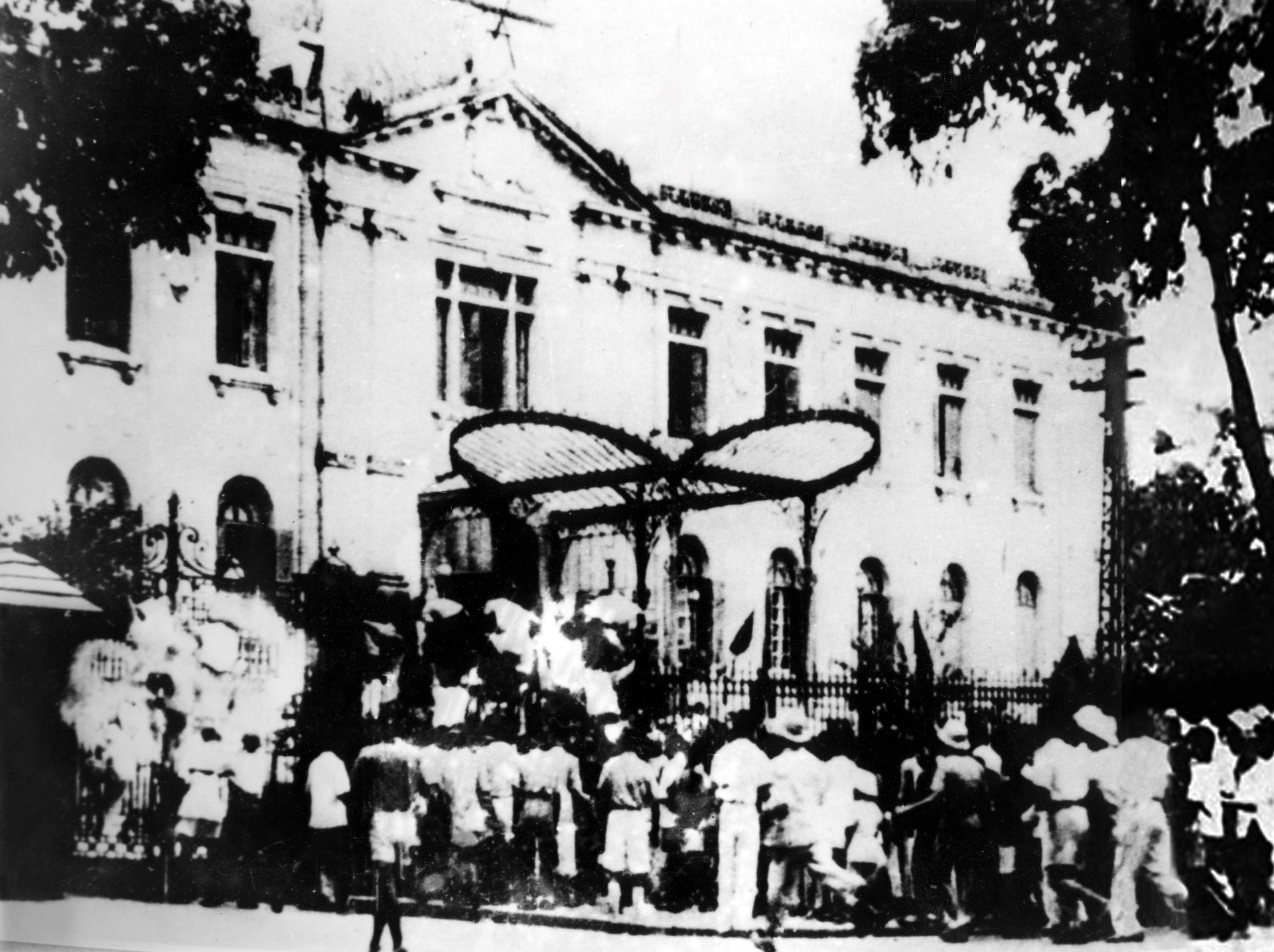 Ngày 19/8/1945, sau cuộc mít tinh tại Quảng trường Nhà hát Lớn, quần chúng nhân dân Thủ đô đã đánh chiếm Bắc Bộ phủ, cơ quan đầu não của chính quyền tay sai Pháp ở Bắc Bộ. (Nguồn: Tư liệu TTXVN)