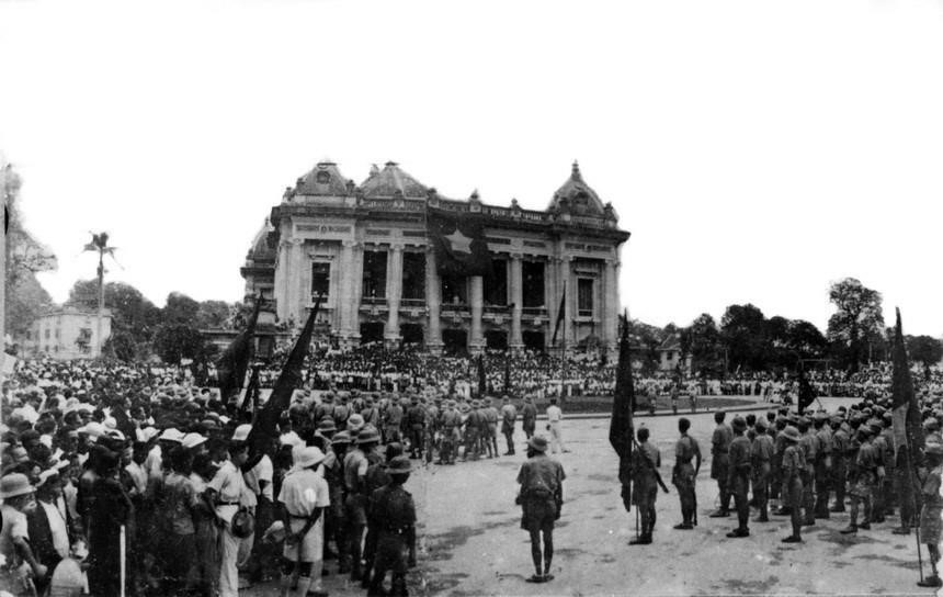 Những ngày tháng Tám sôi sục ở Thủ đô Hà Nội. Cách mạng Tháng Tám mở ra một thời đại mới ở Việt Nam, thời đại nhân dân Việt Nam làm chủ đất nước, làm chủ vận mệnh của chính mình. (Ảnh: tư liệu TTXVN) 7.jpg