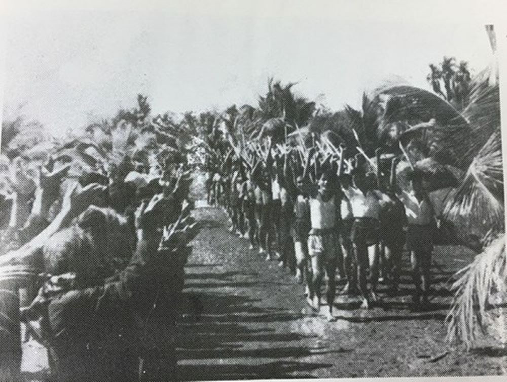 Thanh niên Tiền Phong với tầm vông vạt nhọn ở Nam Bộ năm 1945. (Ảnh tư liệu của hcmcpv.org.vn) 351.jpg