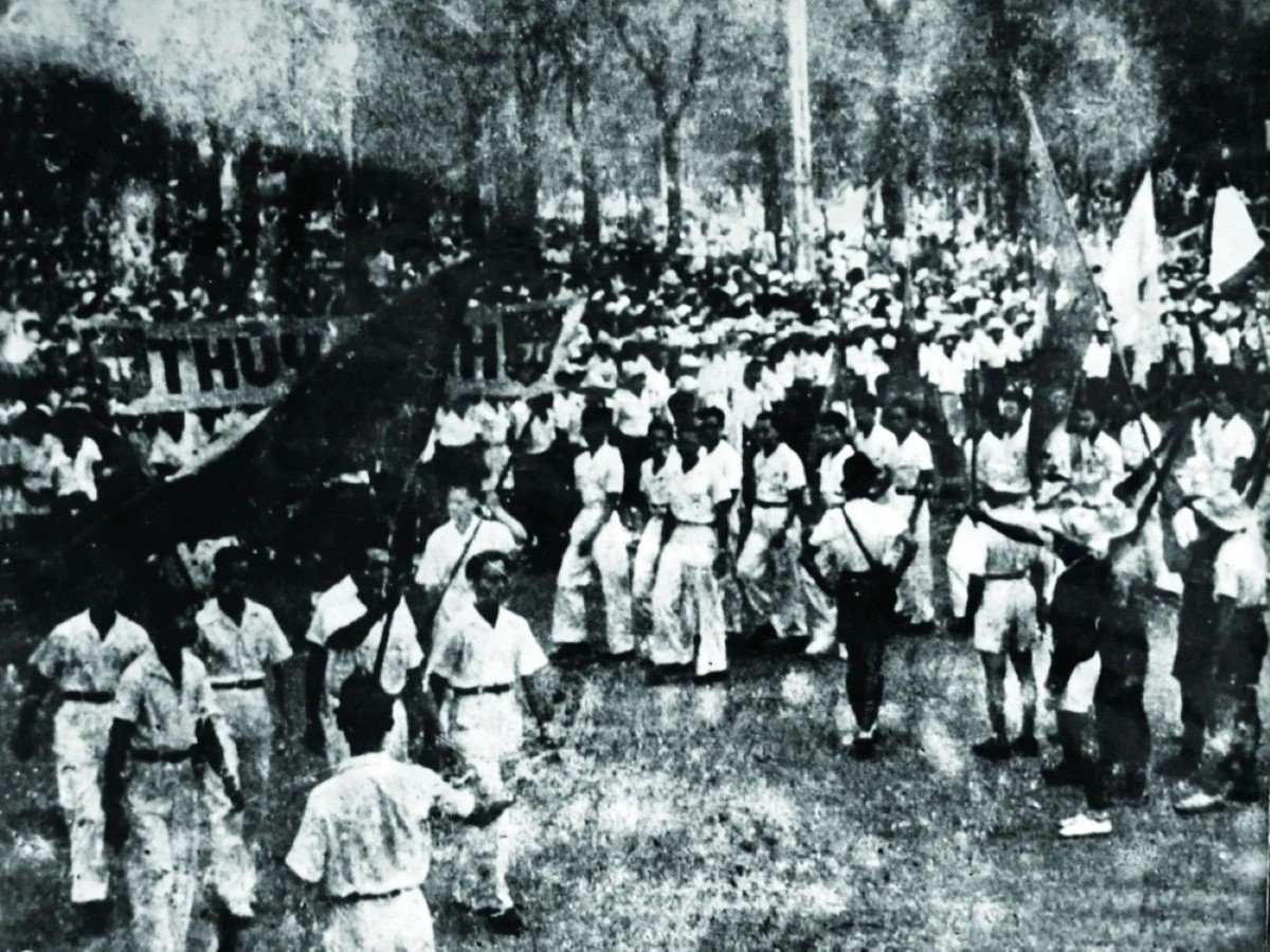 Chiều 23/8/1945, hàng vạn người dân Huế và các lực lượng kéo về sân vận động Huế. (Ảnh tư liệu/VOV) 1-7598.jpg