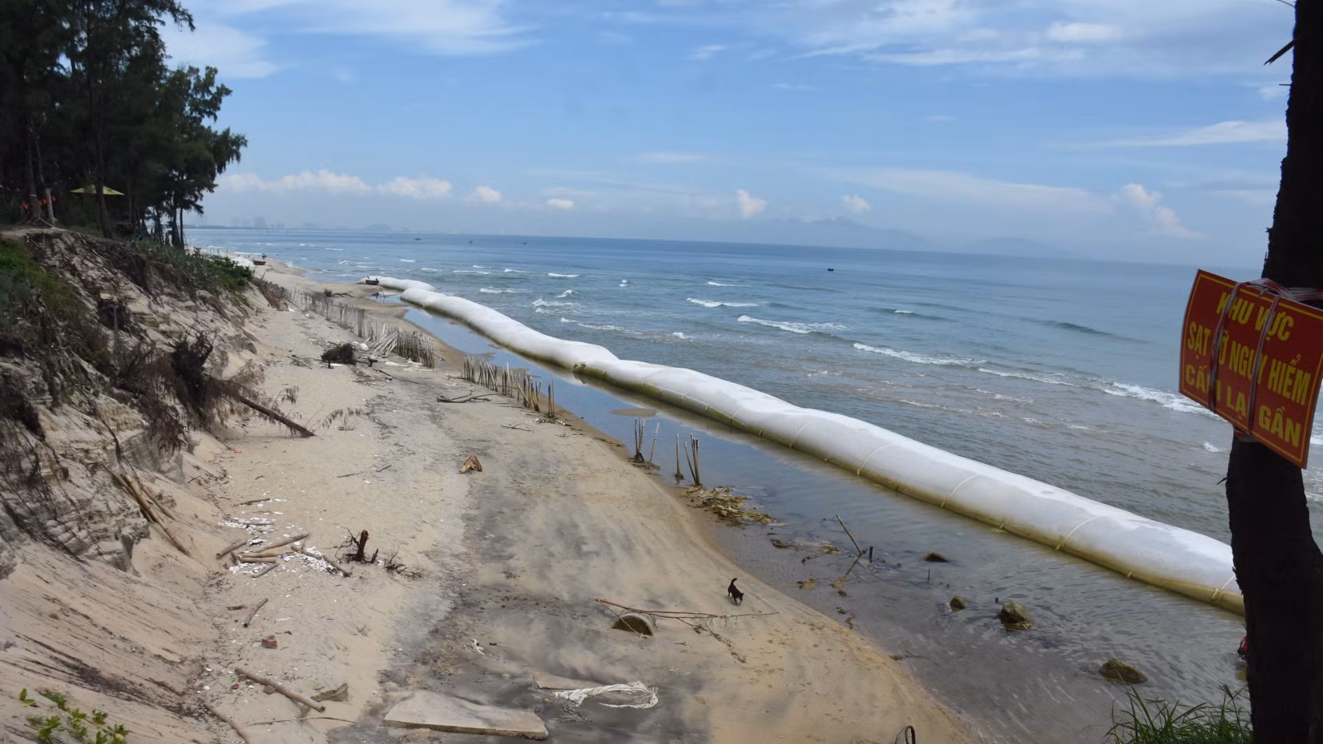 Hiện trạng bờ biển Hội An sạt lở nghiêm trọng, ảnh chụp sáng 13/9. (Ảnh: ANH ĐÀO)