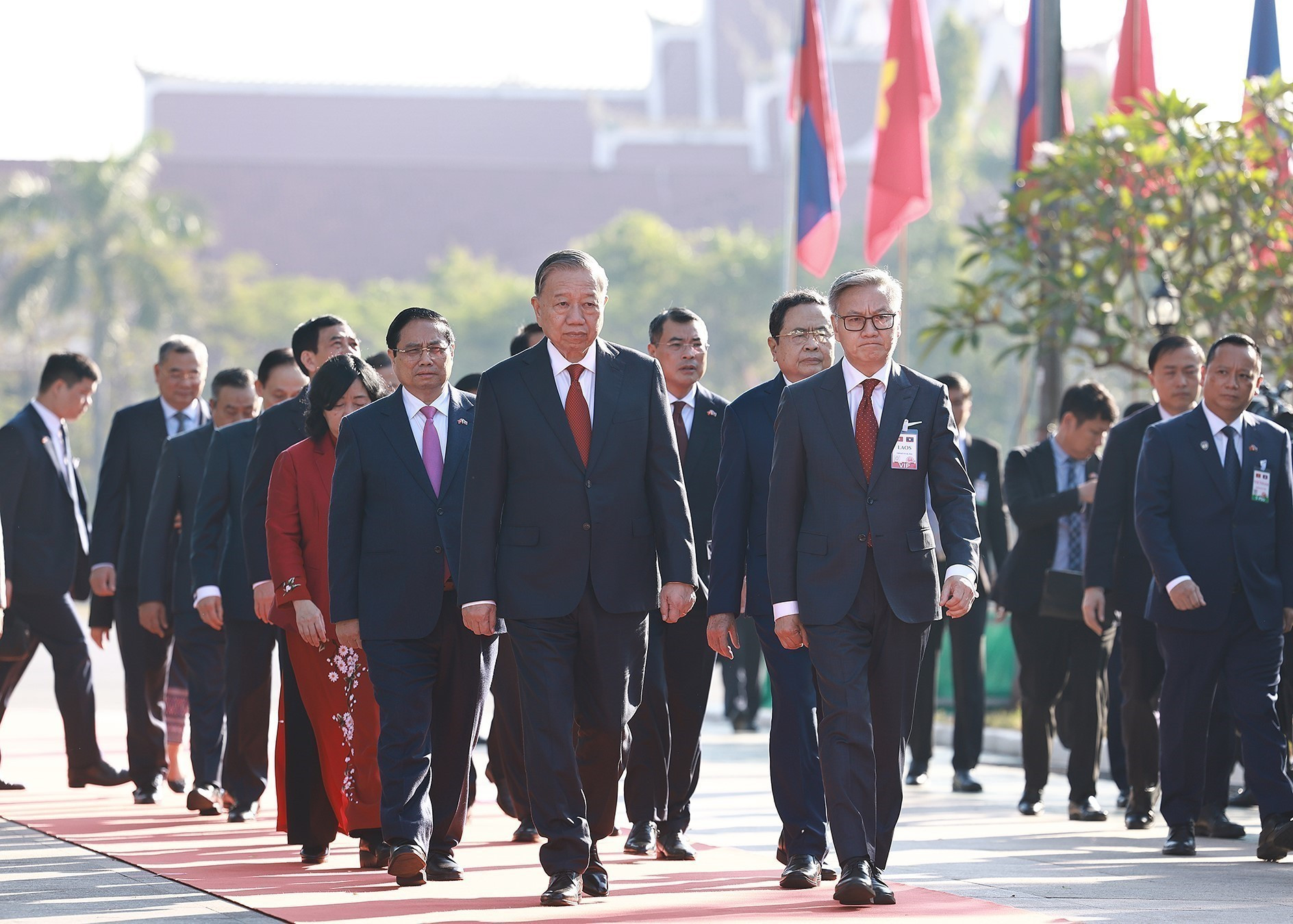 Tổng Bí thư Tô Lâm; Thủ tướng Phạm Minh Chính; Chủ tịch Quốc hội Trần Thanh Mẫn đến đặt vòng hoa tưởng niệm tại Đài tưởng niệm các chiến sĩ vô danh. (Ảnh: Dương Giang/TTXVN)