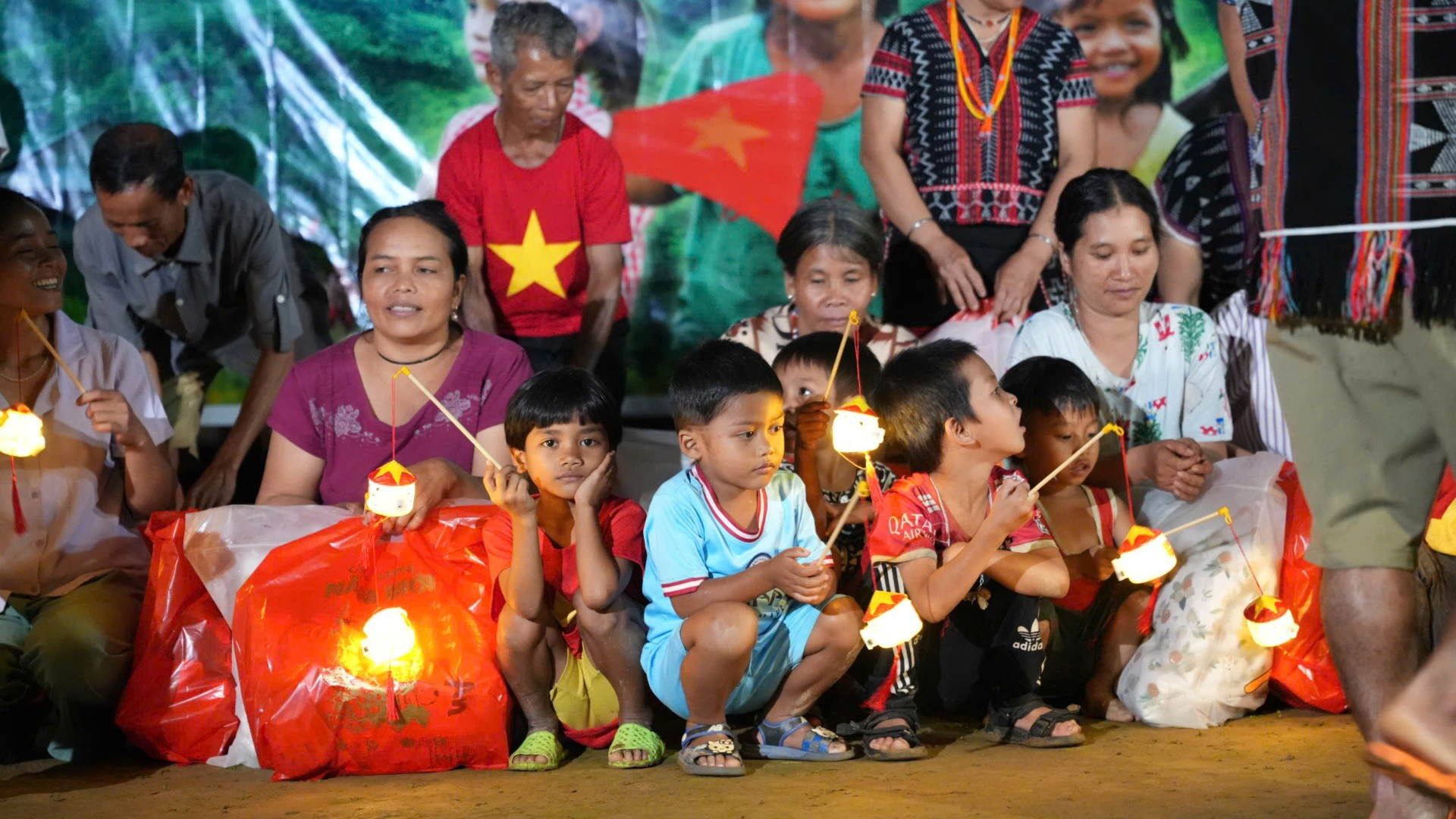 Trung thu ý nghĩa của trẻ em thôn Aur.