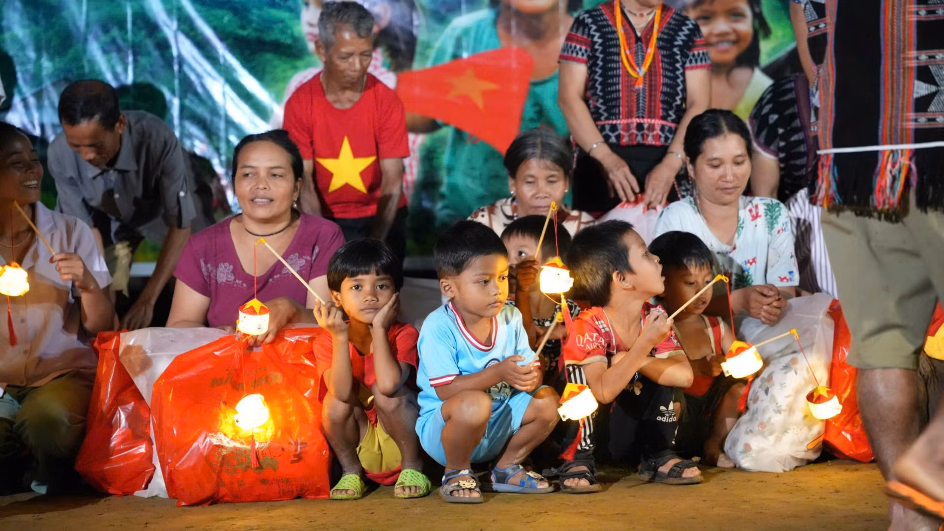 Trung thu ý nghĩa của trẻ em thôn Aur.