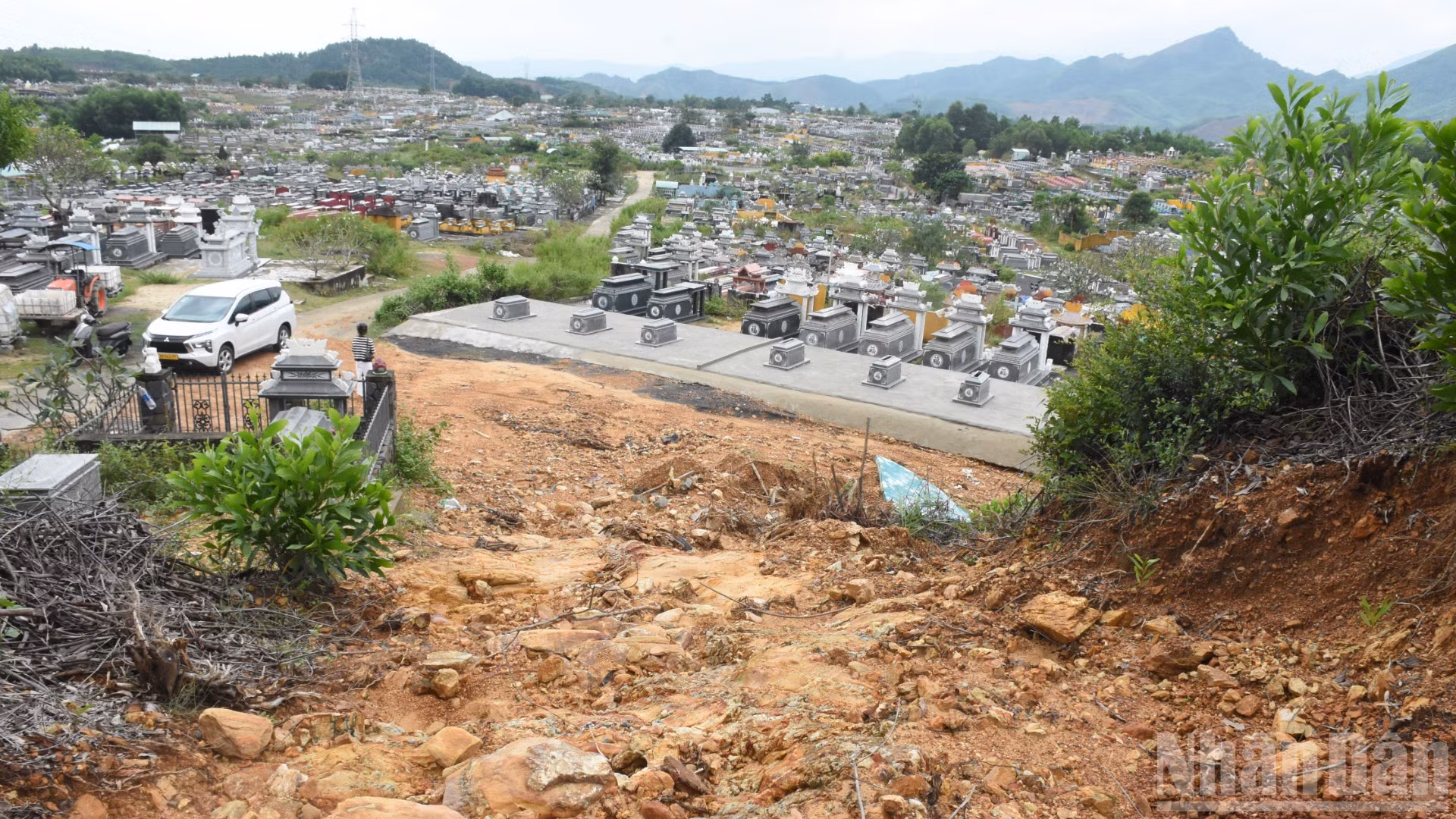 Nghĩa trang lớn nhất thành phố Đà Nẵng trước nguy cơ sạt lở nghiêm trọng. (Ảnh: ANH ĐÀO)