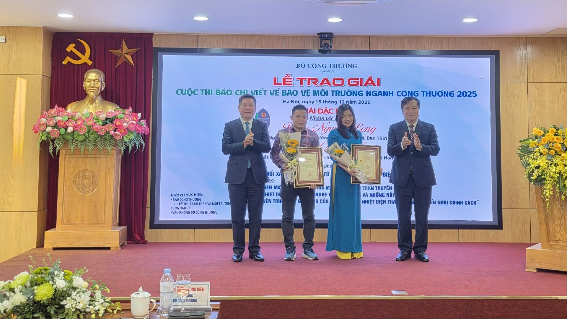 Đồng chí Nguyễn Hồng Diên, Ủy viên Trung ương Đảng, Bí thư Đảng ủy, Bộ trưởng Công thương, Trưởng Ban chỉ đạo cuộc thi báo chí viết về bảo vệ môi trường ngành công thương năm 2025; đồng chí Phan Xuân Thủy - Phó Trưởng Ban Tuyên giáo và Dân vận Trung ương trao Giải Đặc biệt cho các tác giả đoạt giải. (Ảnh: KIM DUNG)