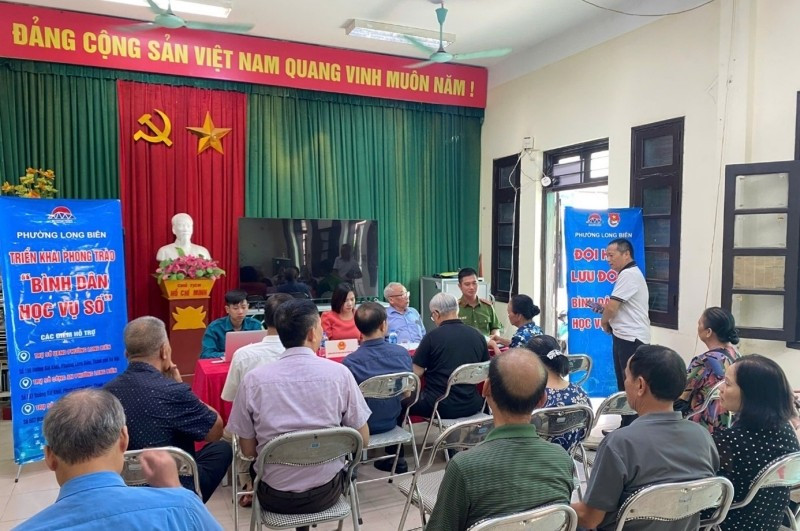 Cán bộ công chức, đoàn viên, hội viên và các tổ chức xã hội phường Long Biên tích cực tham gia hỗ trợ trong suốt chiến dịch. long-bien.jpg
