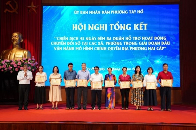 Các tổ chuyển đổi số và cá nhân có thành tích xuất sắc trong thực hiện Chiến dịch được UBND phường Tây Hồ biểu dương, khen thưởng. tay-ho.jpg