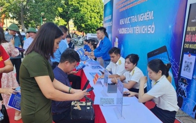 Khu vực trải nghiệm các tiện ích số do cán bộ ngành Thuế triển khai. thue.jpg