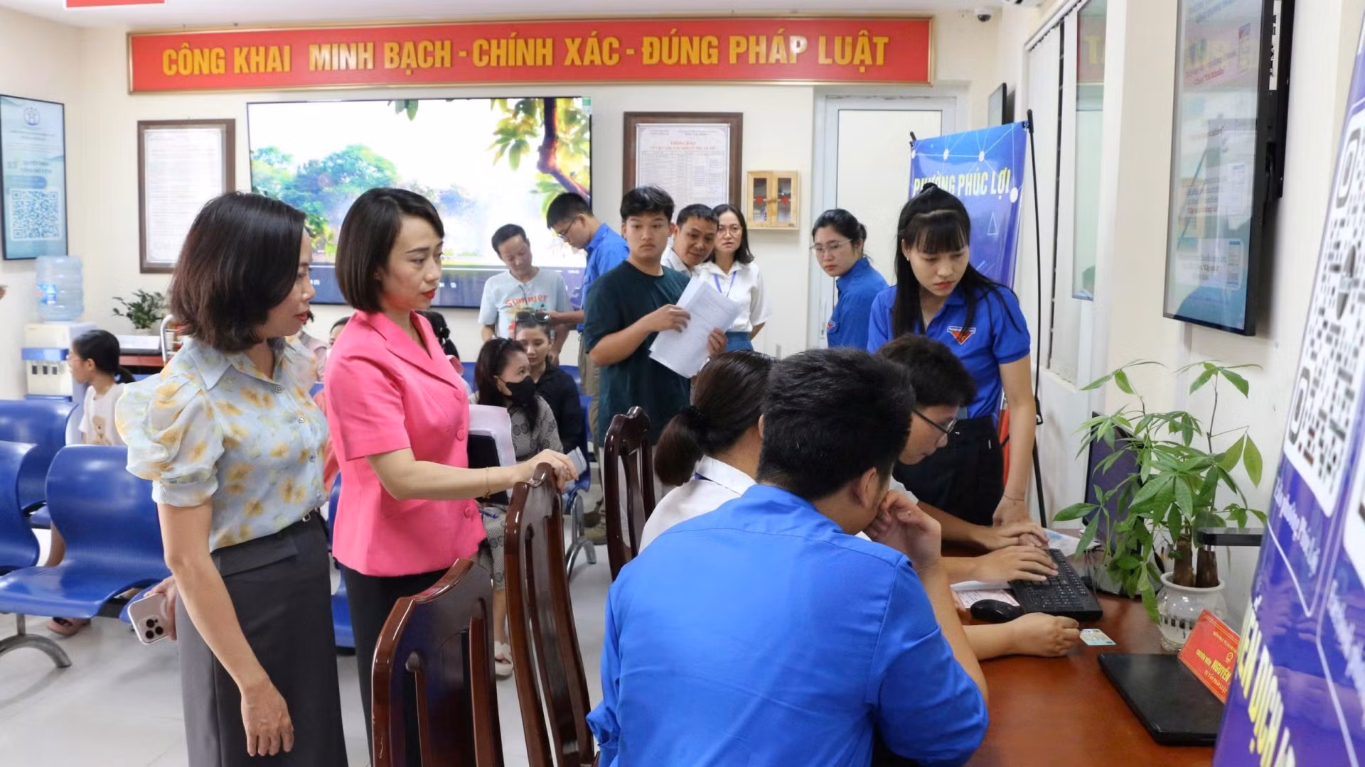 Phường Phúc Lợi (Hà Nội) hỗ trợ người dân chuyển đổi số.