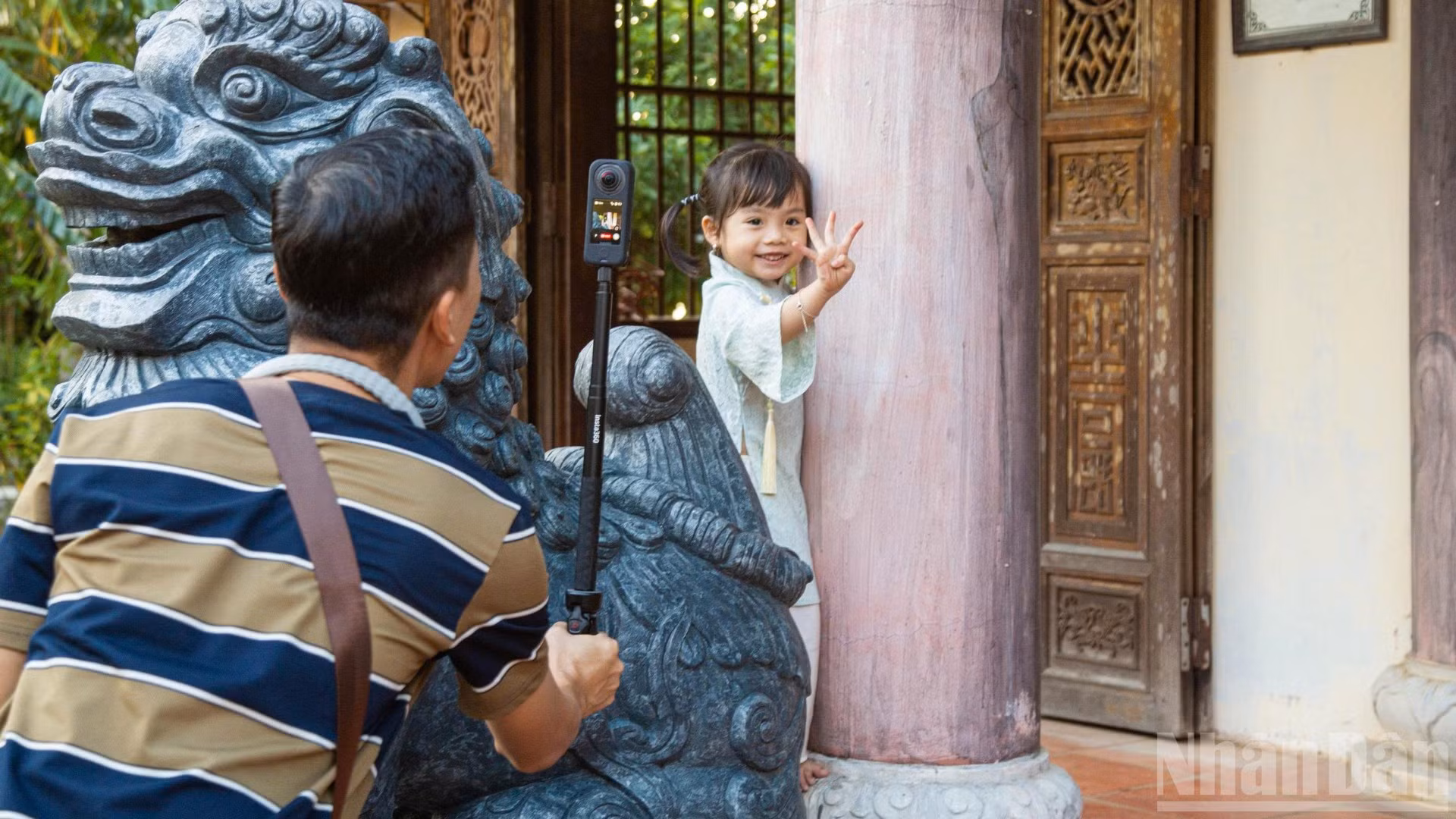 Nhiều gia đình cũng tranh thủ thời gian đưa con nhỏ đến chùa dạo chơi, chụp ảnh kết hợp giáo dục cho trẻ về nét đẹp truyền thống Việt Nam.