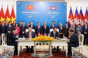 Ký kết Thoả thuận hợp tác giữa Bộ Ngoại giao Việt Nam và Ban Đối ngoại Trung ương Đảng Nhân dân Campuchia. (Ảnh: Thống Nhất/TTXVN)