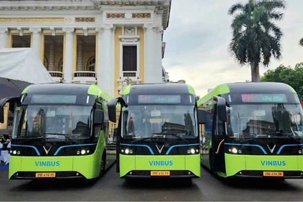 Đưa vào vận hành tuyến buýt E11 phục vụ người dân tham quan Lăng Bác, Hồ Gươm và các điểm du lịch.