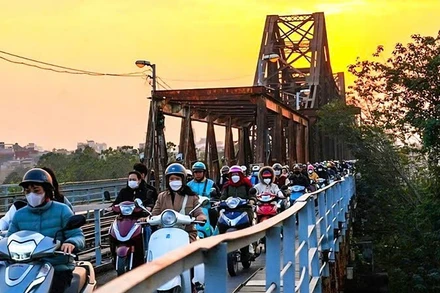 Hà Nội cấm phương tiện lưu thông trên cầu Long Biên trong 60 ngày để sửa chữa đột xuất. (Ảnh TUẤN LƯƠNG)