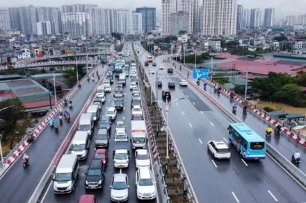 Tổ chức điều chỉnh giao thông các phương tiện từ cầu Vĩnh Tuy rẽ phải đi đường Nguyễn Khoái. (Ảnh: LÊ KHÁNH)