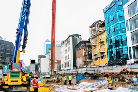 Thi công tại ga S10 Cát Linh thuộc dự án Metro Nhổn-Ga Hà Nội. (Ảnh: TRUNG NGUYÊN)