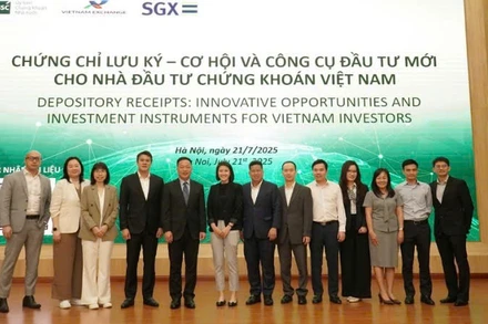 Các đại biểu chụp ảnh lưu niệm tại hội thảo.