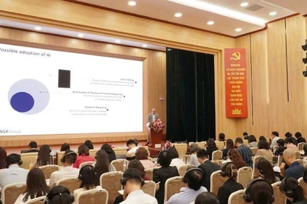 Chuyên gia Sở Giao dịch Chứng khoán Singapore SGX chia sẻ kinh nghiệm trong buổi đào tạo. (Ảnh: TTTT)