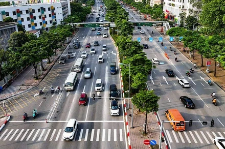 Tuyến đường Võ Chí Công chính thức phân làn lúc 6 giờ 30 phút. (Ảnh: TRUNG NGUYÊN)