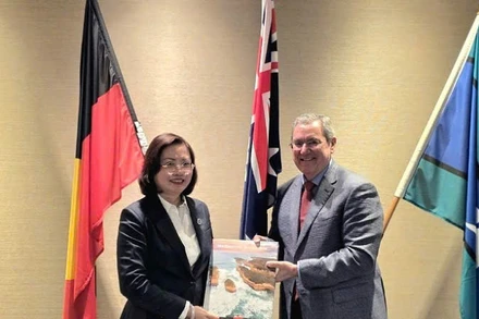 Bà Vũ Thị Chân Phương và ông Joseph Longo, Chủ tịch Ủy ban Chứng khoán và Đầu tư Australia. 