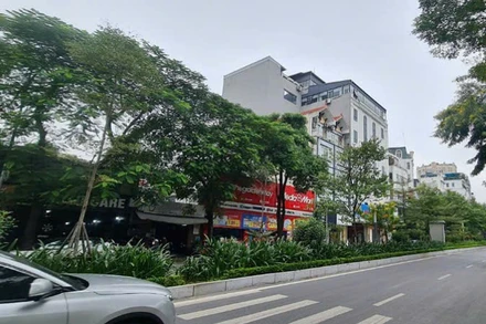 Điều chỉnh tổ chức giao thông một số điểm, ngõ ở đường Lạc Long Quân để thi công hệ thống thoát nước.