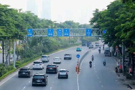 Từ Lạc Long Quân đi Võ Chí Công, các phương tiện sẽ di chuyển trên phần mặt đường còn lại rộng 3,5m sau khi rào chắn phục vụ thi công. (Ảnh: QUỐC KHÁNH)