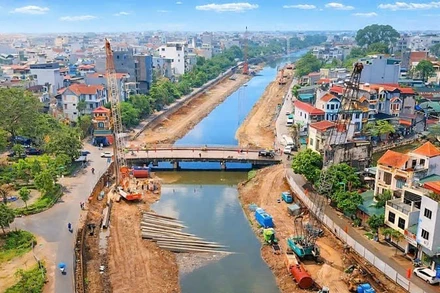 Công trường cải tạo tuyến hạ lưu sông Kim Ngưu nối sông Tô Lịch với Trạm bơm Yên Sở. (Ảnh ĐỖ TÂM)