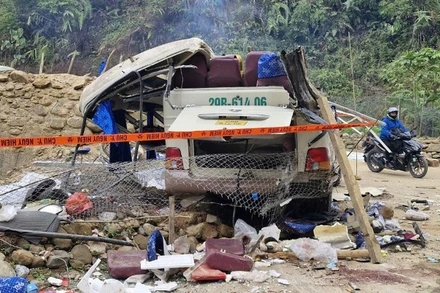 Phương tiện gặp nạn mang biển kiểm soát 29B-614.06, thuộc sở hữu của Công ty trách nhiệm hữu hạn Thương mại và Du lịch Đức Linh Anh. (Ảnh: THANH SƠN)