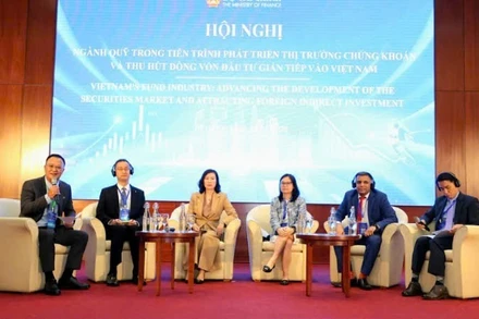 Các đại biểu tham gia trao đổi tại hội nghị.