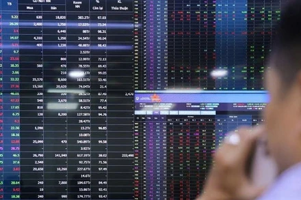 Thị trường chứng khoán tuần qua giằng co.