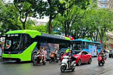 Hệ thống vận tải hành khách công cộng bằng xe buýt sẽ được điều chỉnh linh hoạt để phù hợp với phương án phân luồng giao thông. (Ảnh: BẢO THƯ)