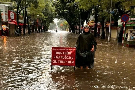 Nhiều tuyến đường bị ngập sâu đã được các đơn vị đặt biển cảnh báo.