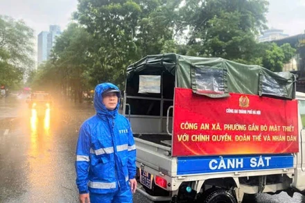 Nhiều tuyến đường bị ngập đã được các đơn vị bố trí người trực, hướng dẫn các phương tiện lưu thông.