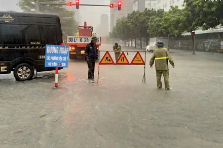 Nhiều điểm, đoạn đường bị ngập đã được Ban Duy tu các công trình hạ tầng giao thông và Công ty trách nhiệm hữu hạn Một thành viên Thoát nước Hà Nội bố trí người hướng dẫn, xử lý ngập.